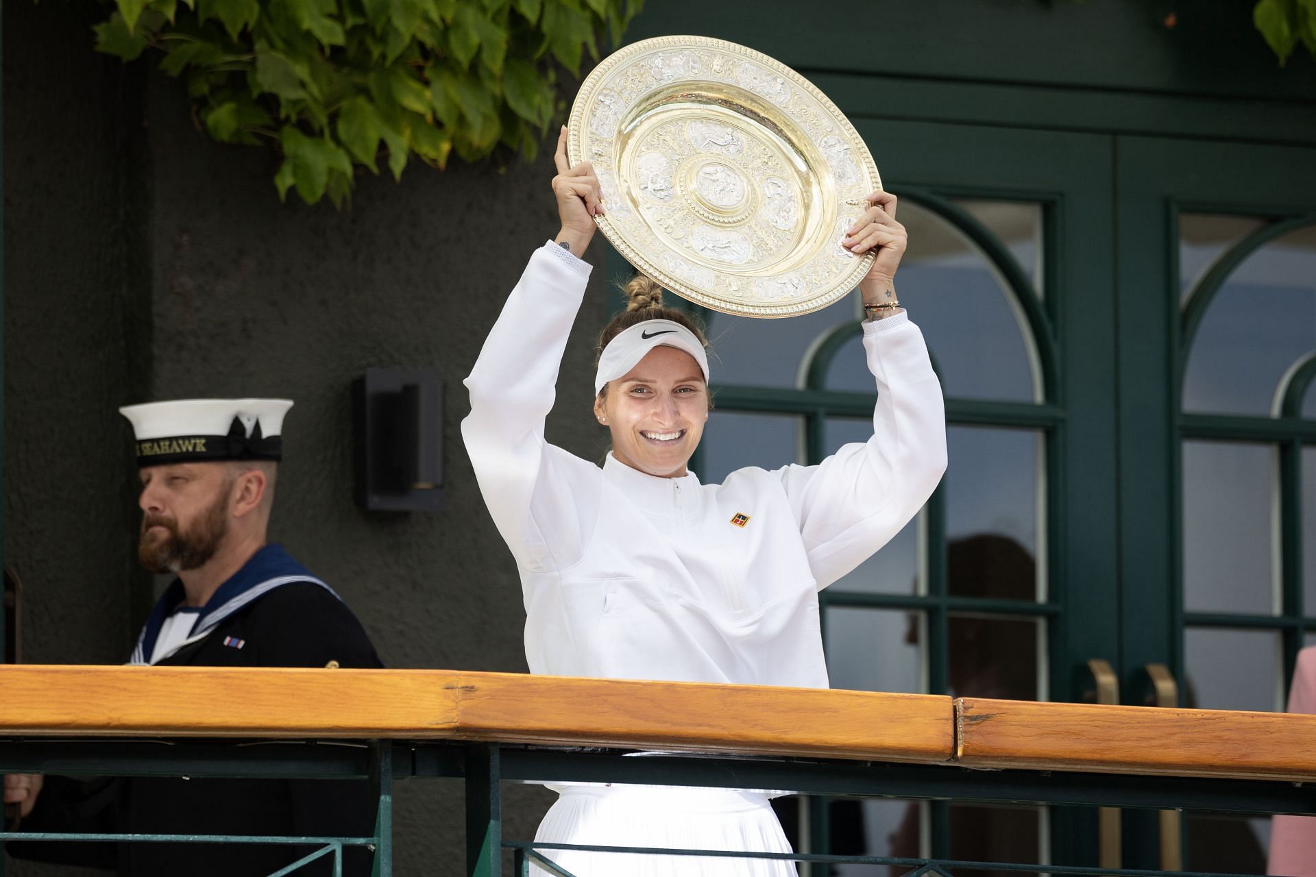 Marketa Vondrousova with the Wimbledon 2023 trophy. (Source: Getty)